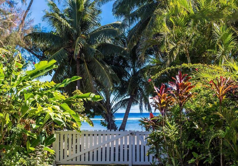 استراحتگاه The Black Pearl Beach Side Apartments