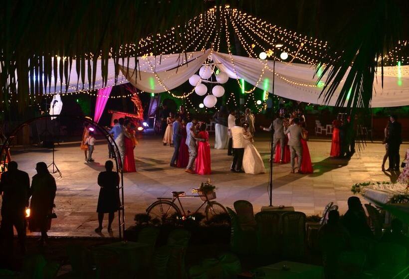 هتل Indismart Woodbourne Resort