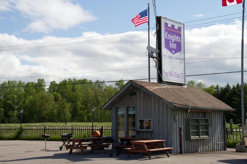 בית מלון כפרי Knights Inn Lindsay