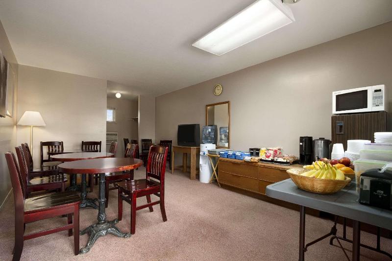 בית מלון כפרי Knights Inn Lindsay