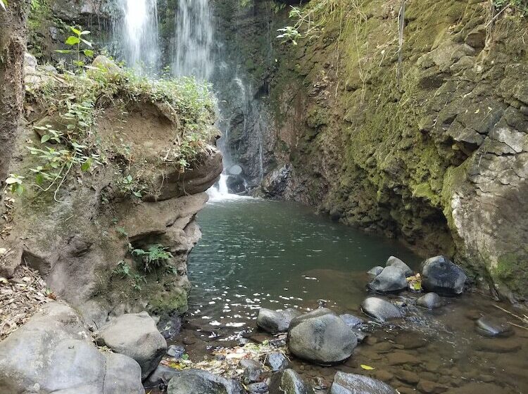 هتل Monte Campana Heredia