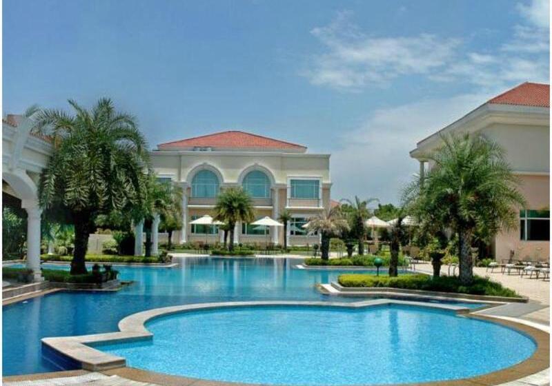 هتل The Palms Town & Country Club Resort