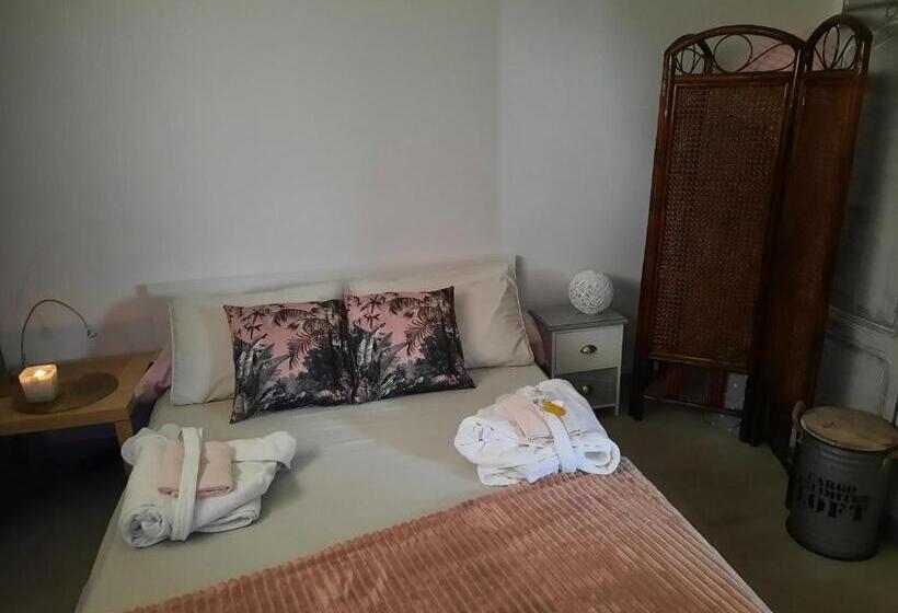 تختخواب و صبحانه La Maison De Marie