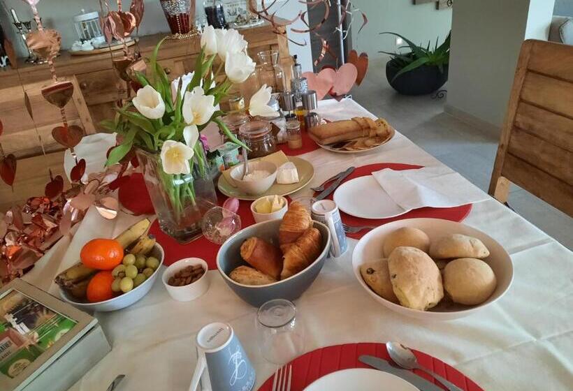 تختخواب و صبحانه La Maison De Marie