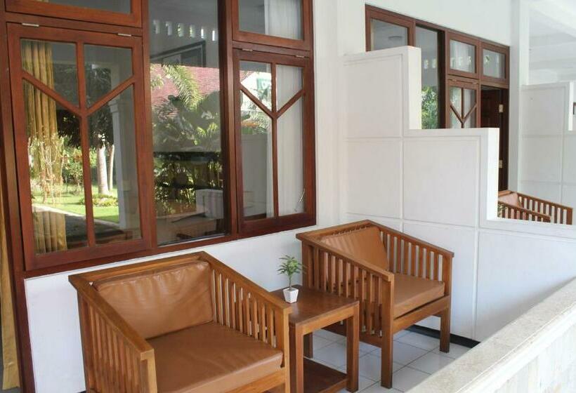 פנסיון Eboni Guest House Madiun