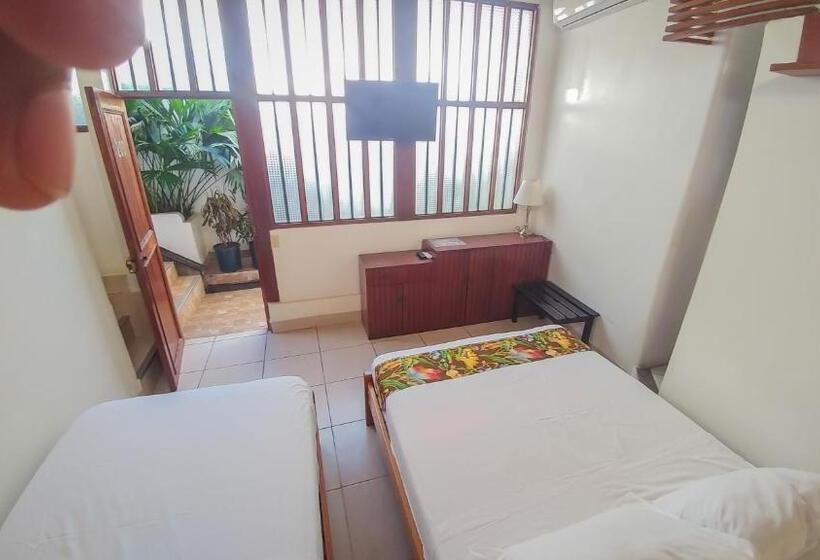 پانسیون Hostal Centrika