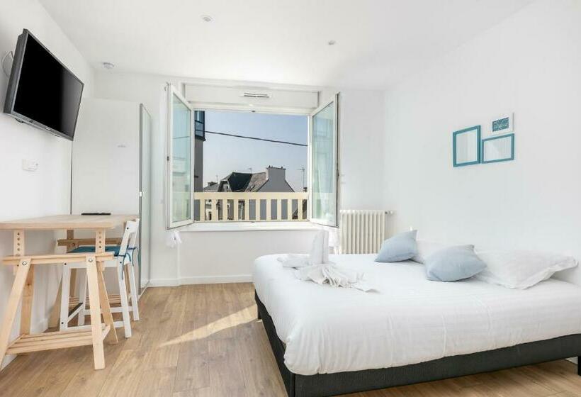 צימר La Recouvrance : Chambre Spacieuse Avec Sdb Privative, Cuisine Et Salon Partagés, Terrasse, Proche F