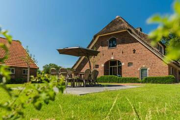 استراحتگاه Luxurious Holiday Farm 8 People