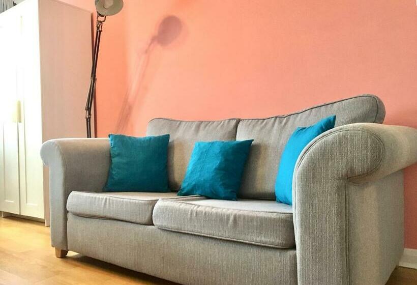 Пансион Lovely Studio Room In The Heart Of Kingston Upon Thames
