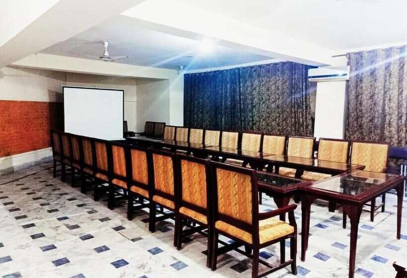 هتل Luxury Palace Peshawar