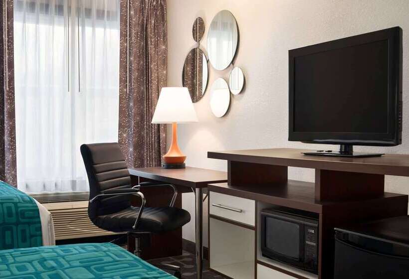 هتل Howard Johnson By Wyndham Appleton