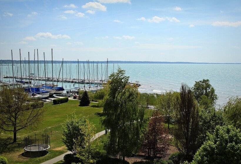 هتل Marina Port