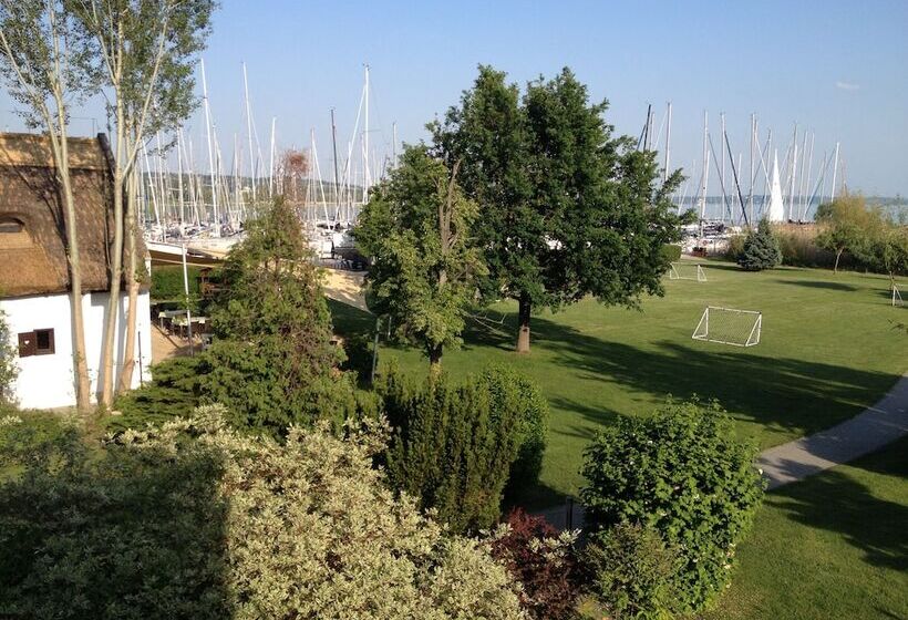 هتل Marina Port