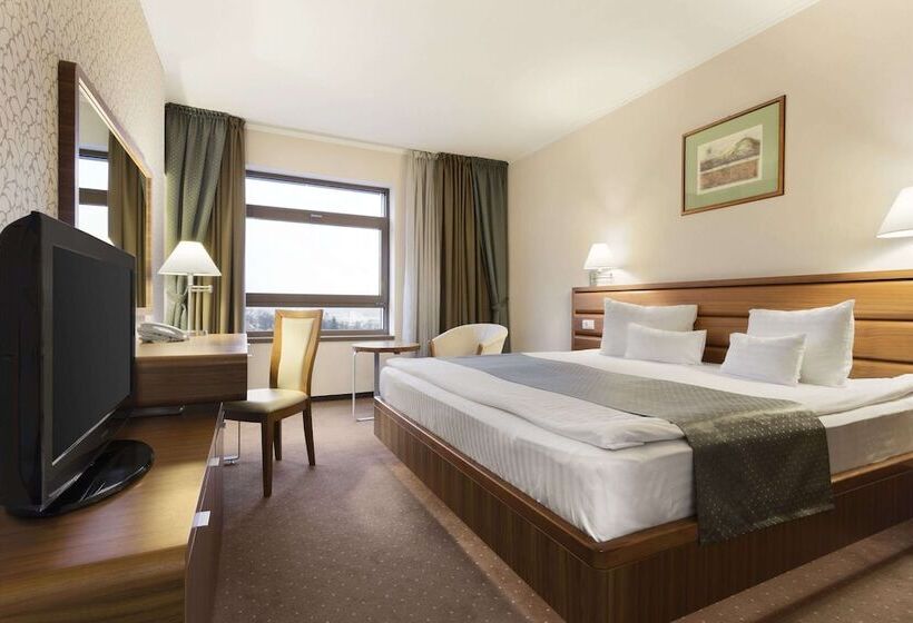 Отель Ramada By Wyndham Cluj