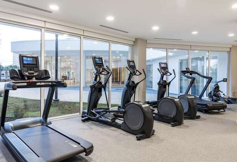 هتل Embassy Suites By Hilton Aruba Beach Resort