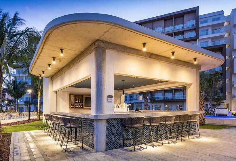 هتل Embassy Suites By Hilton Aruba Beach Resort