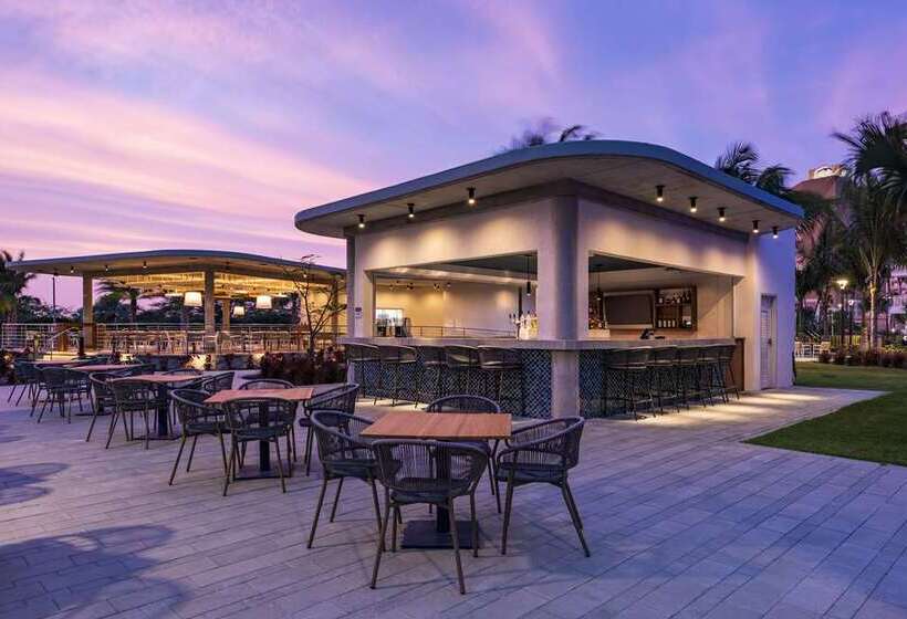 هتل Embassy Suites By Hilton Aruba Beach Resort