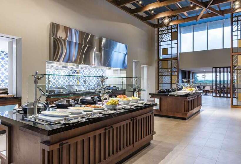 هتل Embassy Suites By Hilton Aruba Beach Resort