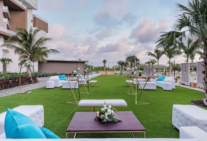 هتل Embassy Suites By Hilton Aruba Beach Resort