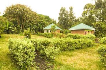 هتل Amajambere Iwacu Community Camp