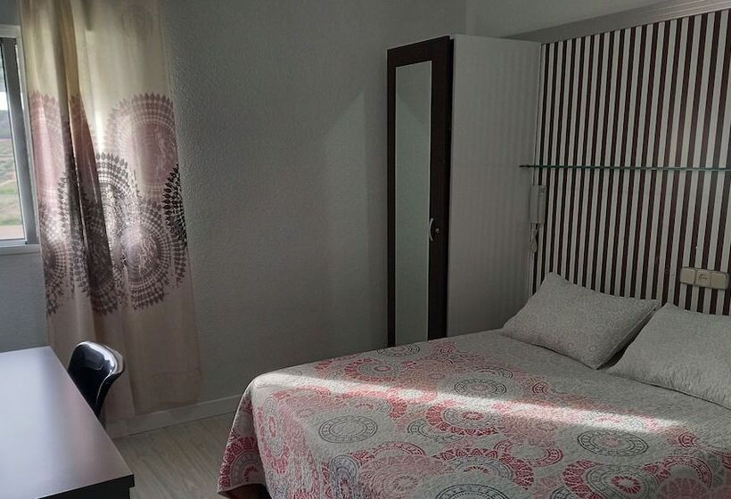 پانسیون Hostal Fuente Del Pino