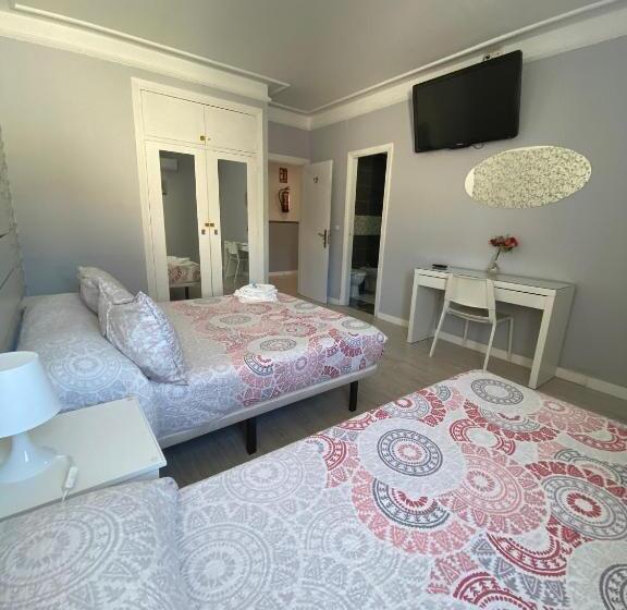 پانسیون Hostal Fuente Del Pino