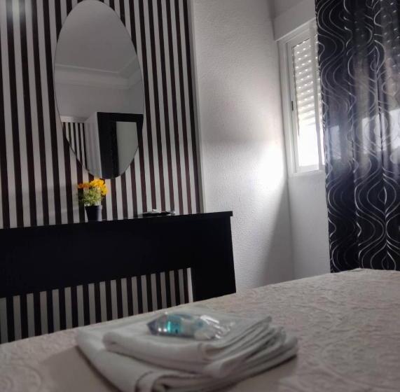 پانسیون Hostal Fuente Del Pino