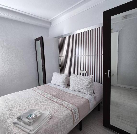 پانسیون Hostal Fuente Del Pino