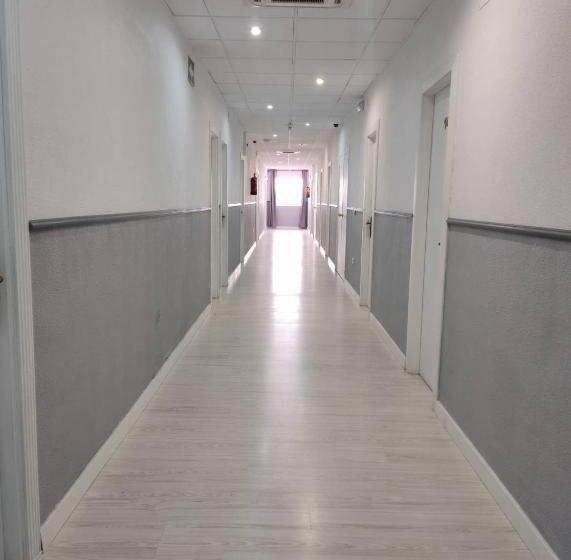 پانسیون Hostal Fuente Del Pino
