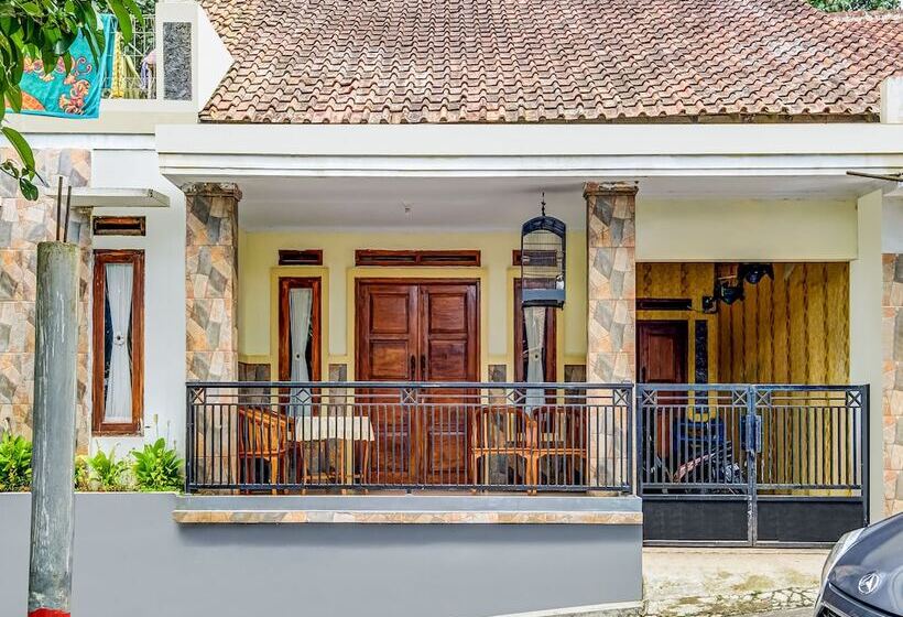 هتل Spot On 91067 Desa Wisata Santanamekar