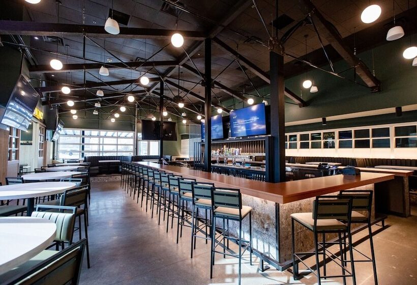 בית מלון כפרי Four Points By Sheraton Edmonton Gateway