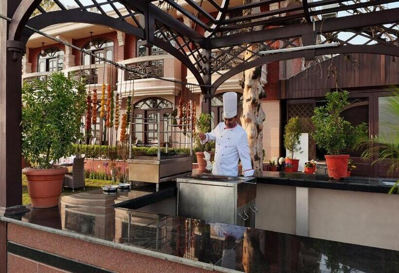 ホテル Ramada By Wyndham Mussoorie Mall Road