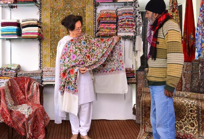 בית מלון כפרי Golden Tulip Srinagar