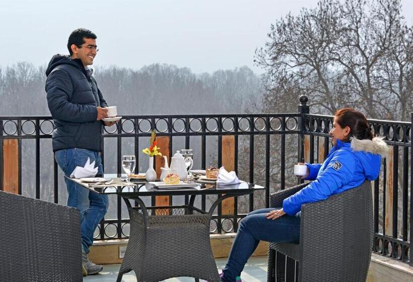 בית מלון כפרי Golden Tulip Srinagar