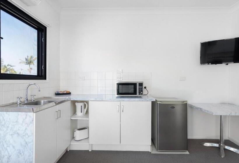 Montego Mermaid Beach Motel