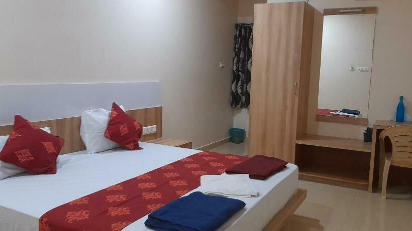 Отель Sai Velan Residency