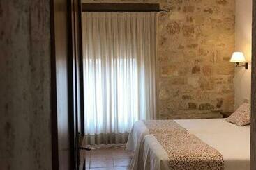 هتل Hostal Decerca Prádena
