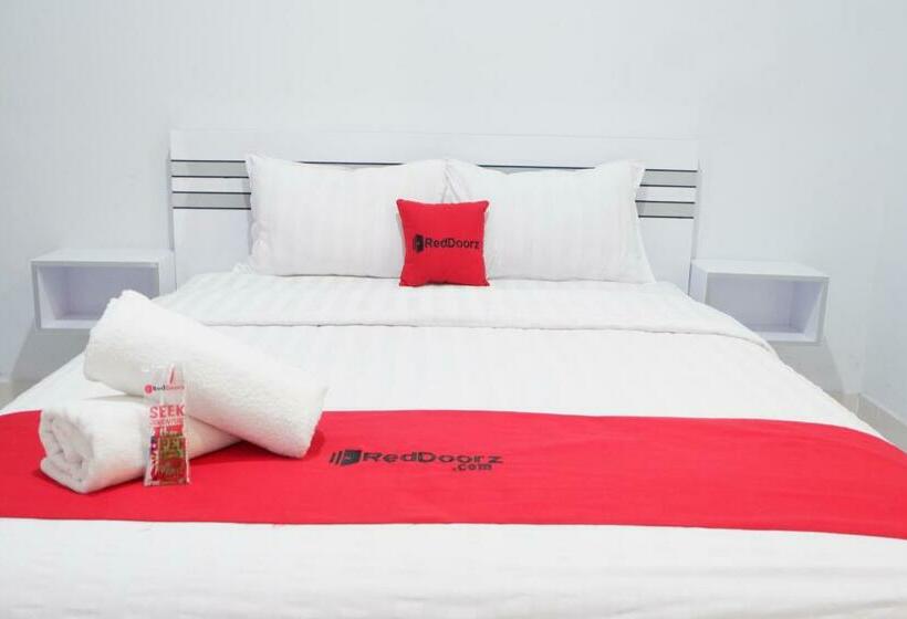 Отель Reddoorz Syariah Near Tanjung Karang Beach Mataram