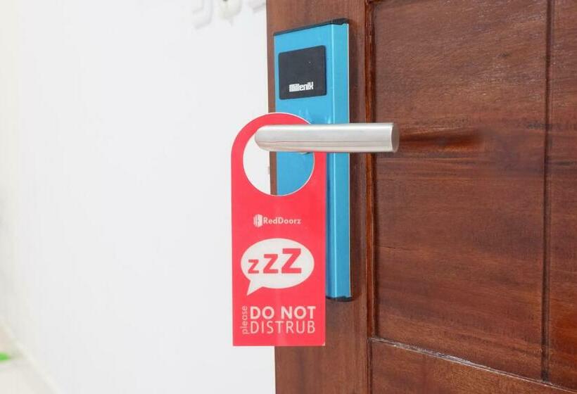 Отель Reddoorz Syariah Near Tanjung Karang Beach Mataram