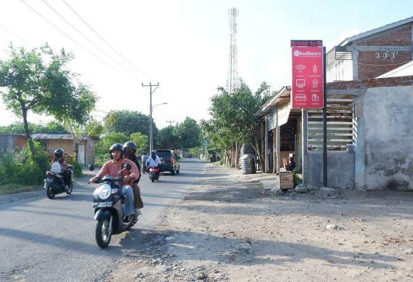 Отель Reddoorz Syariah Near Tanjung Karang Beach Mataram