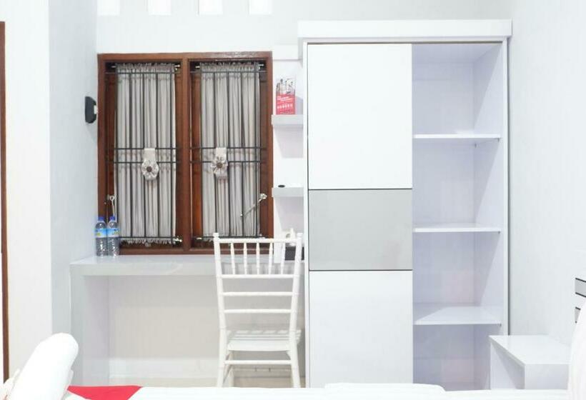 Отель Reddoorz Syariah Near Tanjung Karang Beach Mataram