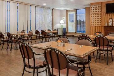 هتل Howard Johnson By Wyndham Melville