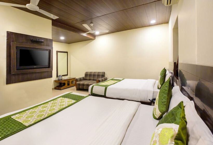 هتل The Leef Inn 500ms From Nakki Lake