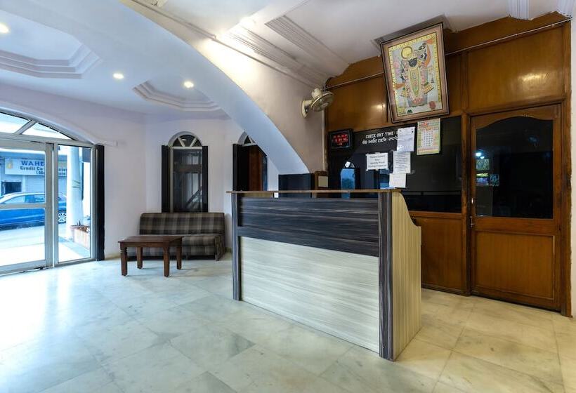 فندق The Leef Inn 500ms From Nakki Lake