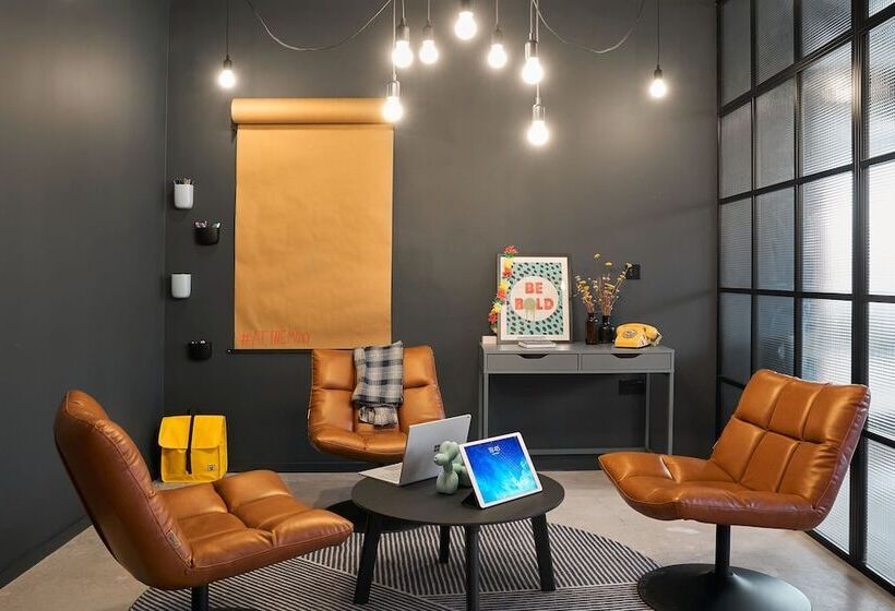 هتل Moxy Bristol