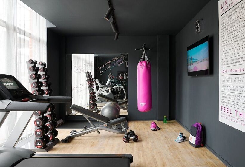 هتل Moxy Bristol