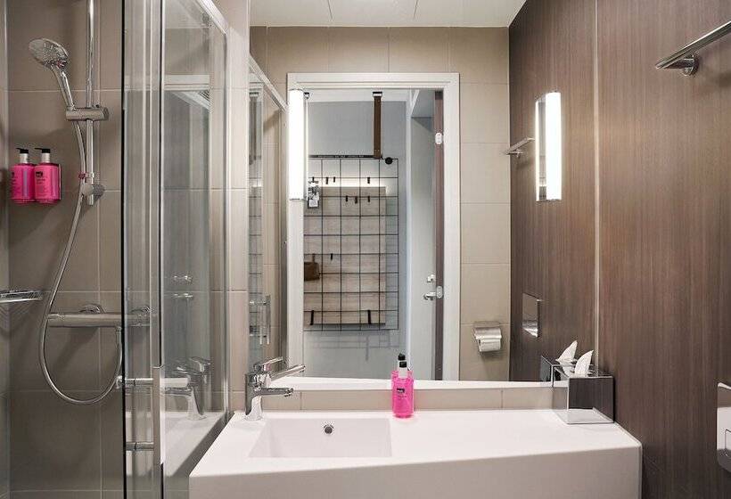 هتل Moxy Bristol