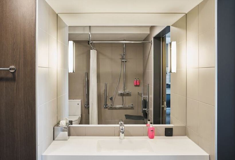هتل Moxy Bristol