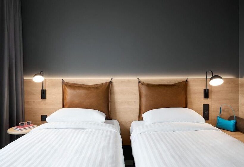 هتل Moxy Bristol