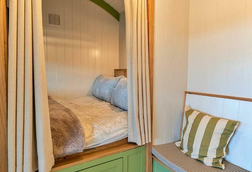 Отель Finest Retreats The Shepherd S Hut At Northcombe Farm